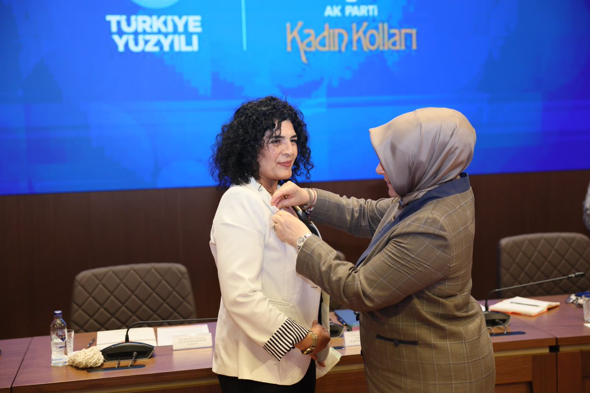 AKKADINGM's tweet photo. AK Parti Kadın Kolları ailemiz büyümeye devam ediyor!

CHP Gaziantep önceki dönem İl Kadın Kolları Başkanı Fatma Müge Düşün ile CHP Nizip Kadın Kolları Başkanı Fatma Bükülmez, bugün düzenlenen 81 İl Kadın Kolları Başkanları Toplantımızda AK Parti ailemize katıldı.
 
Yeni üyelerimize rozetlerini, Başkanımız @tugbaisikercan takdim etti.

Hayırlı olsun.