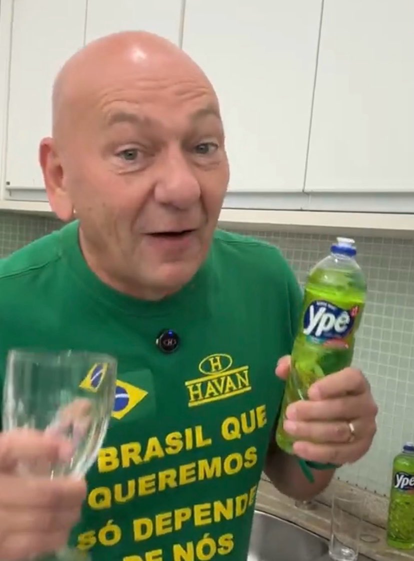 eutocomlula_'s tweet photo. Michelle Bolsonaro, Luciano Hang e toda essa laia que se diz “PRÓ-VIDA” estão induzindo os seus próprios apoiadores a utilizarem um produto contaminado por bactéria M0RTAL.🤡 Esse é o tuíte https://t.co/zEpWiMEGd1