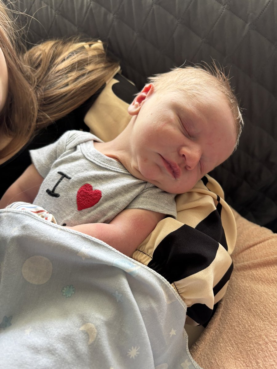 CrawDaddyPlays's tweet photo. Welcome our sweet baby boy, Oliver 💙 I can’t believe I’m a dad. There’s no better feeling in the world than looking into his eyes and knowing he’s a blend of myself and my wife. Dad life starts now 👶🏼 https://t.co/I8DripQzjv