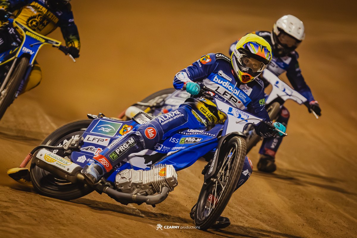 UniaLesznoKS's tweet photo. Mecz #GRULES w wykonaniu @ZengiRacing był krokiem w dobrą stronę 💪🏼
Jedziemy razem Zengi 💪🏼
Bilety na #LESLUB:
• na https://t.co/VoViC4sEFd
• w sklepie klubowym w GL
• kasy przy Stadionie w dniu meczu
📷 @jakub_schwarz
#KSUL ⚪️🔵🤟🏼 #PGEEkstraliga #UniaLeszno #StolicaŻużla https://t.co/0ZhhjMDmC2