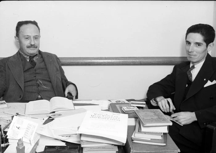 Fotografía de José Vasconcelos preparando el Calendario Escolar en 1921, con el único objetivo de desestabilizar al gobierno de Claudia Sheinbaum 105 años después...