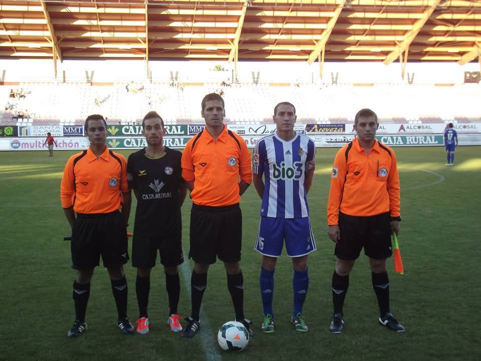 zaramballo's tweet photo. Los capitanes del @ZCFoficial Hugo Aguado y de la @SDP_1922 Alan Baró. Pretemporada 2014/2015 en el Ruta.

#RetroZCF https://t.co/81qzCzk35N