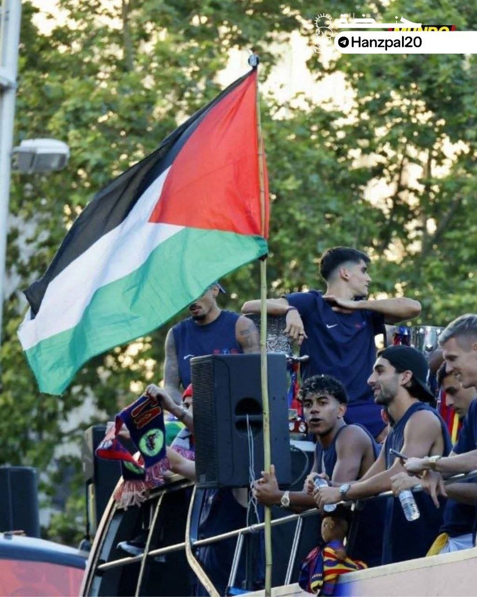 emadabusami's tweet photo. لامين يامال يرفع علم فلسطين فوق حافلة برشلونة وسط المدينة اثناء الاحتفالات بلقب الدوري الان. https://t.co/te9ZjOuEI3