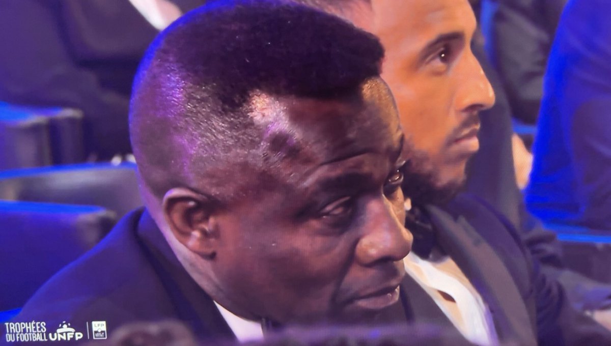 La tête du père de Tolisso pendant le discours de Didier Deschamps.

Il doit tellement le détester 😅