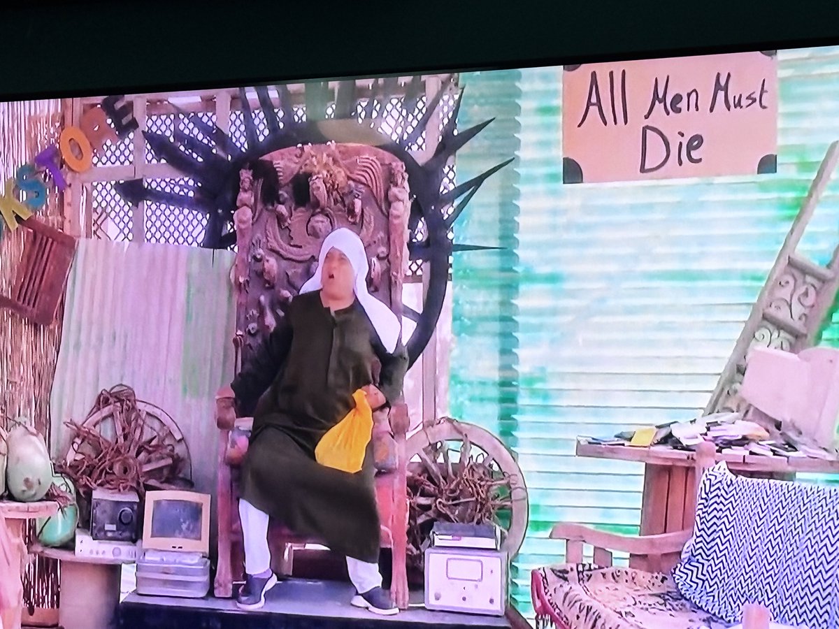 بتفرج على مسلسل اللعبة من الأول وأول مرة أخد بالي من التفاصيل المشهد ده 😂
