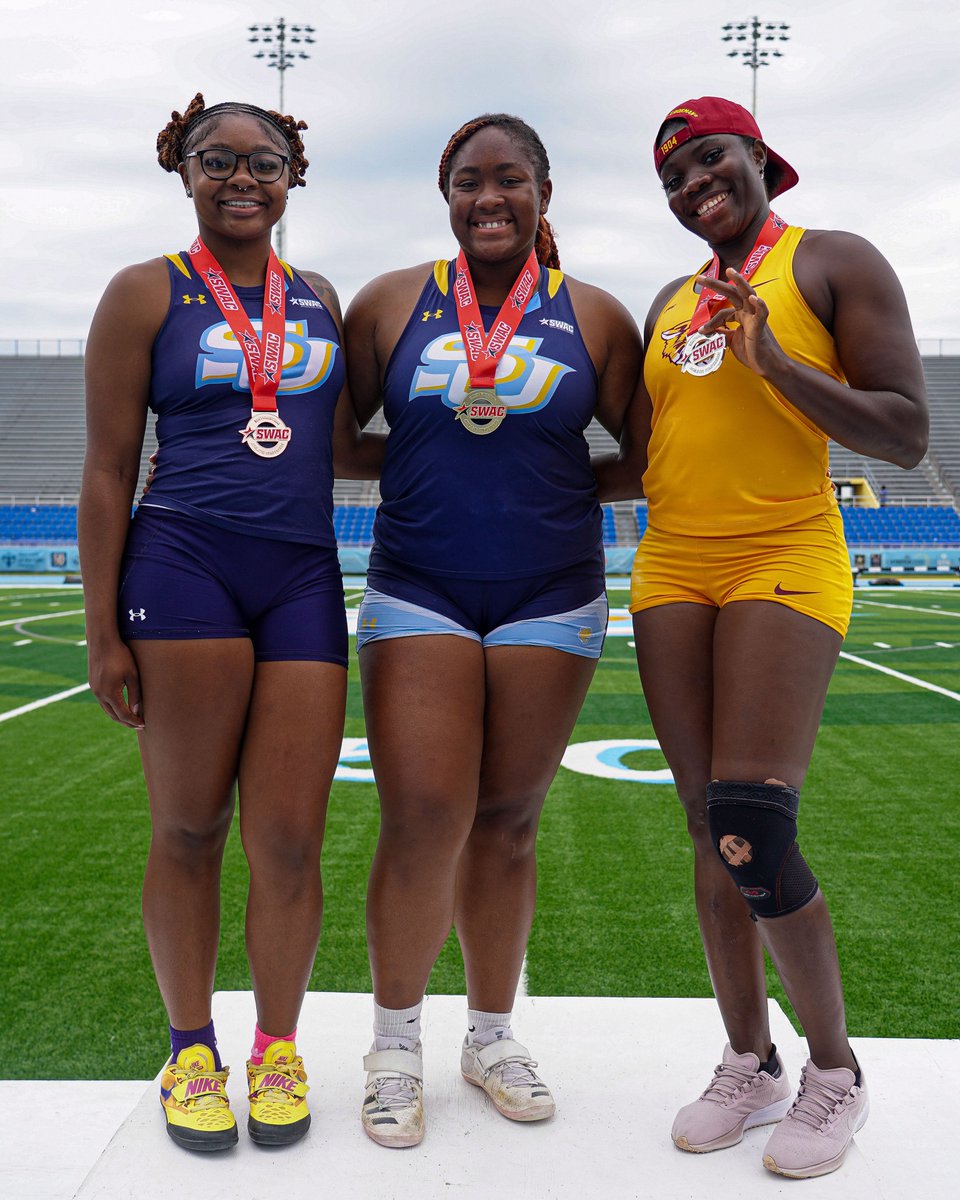 theswac's tweet photo. 𝗣𝗢𝗗𝗜𝗨𝗠 𝗔𝗟𝗘𝗥𝗧 🚨
Women's Shot Put is in the books 📚

🥇 Ariyonna Edmond - Southern
🥈 Kasie Ugeh - Bethune-Cookman
🥉 Ayanna Hunt - Southern

#SWACOTF | #BuildingChampionsForLife https://t.co/dxTEdRb4SS