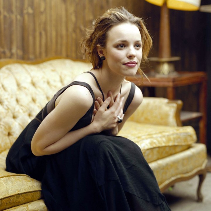 CURIOSIDADE: Antes de Anne Hathaway ser escolhida para interpretar Andy Sachs em “O Diabo Veste Prada”, a 20th Century Fox chegou a considerar diversas atrizes para o papel principal.

Rachel McAdams era apontada como a favorita e, segundo rumores da época, recusou o convite mais