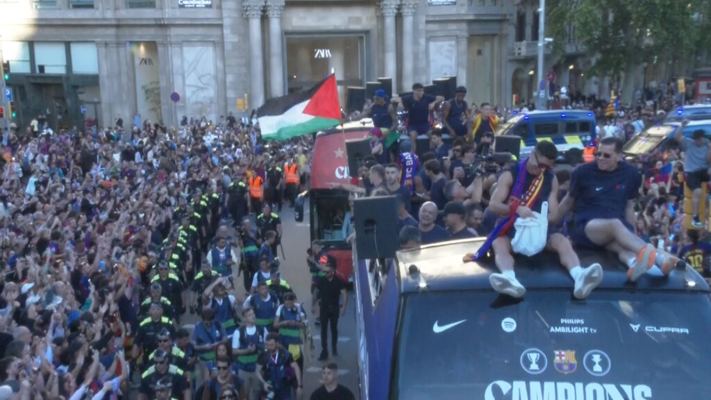esport3's tweet photo. 🌍🖼️ La imatge de la rua que fa la volta al món: Lamine Yamal, amb la bandera de Palestina 

📲 https://t.co/vsNhArYPZa https://t.co/t8kab3nhva