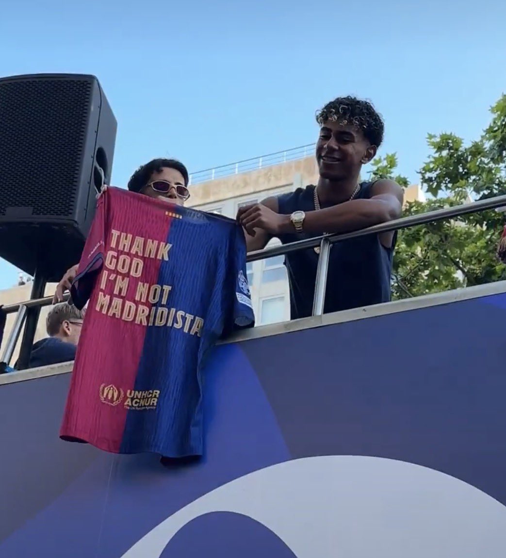En un fútbol que se aleja cada vez más del aficionado y del sentimiento de pertenencia a un club, nosotros tenemos a un puñado de chavales locos por estos colores que podrían ser cualquiera de nosotros. Es una sensación de la hostia.