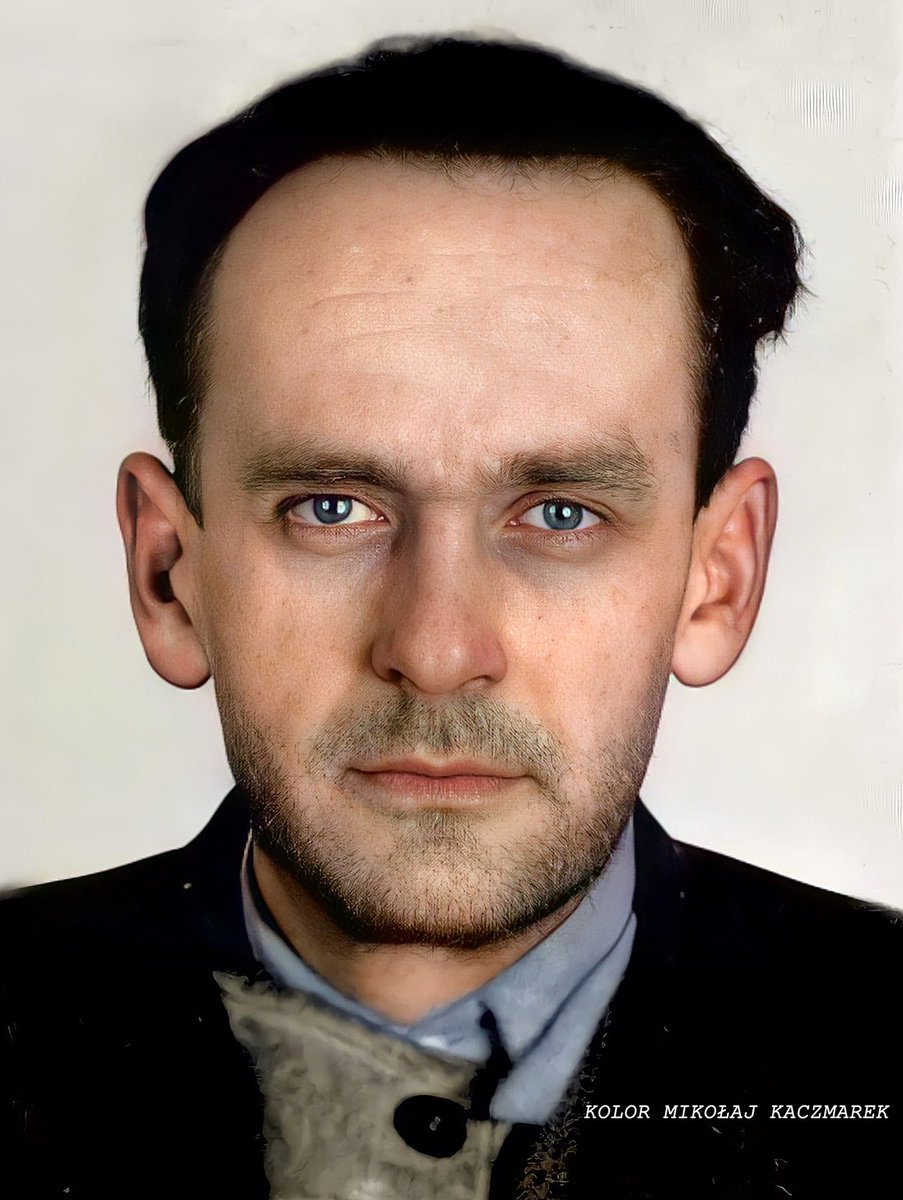 Cogito1918's tweet photo. Wybite zęby, powyrywane włosy,
szramy na twarzy od bicia, stanie
w lodowatej wodzie.

Rok nieludzkich tortur z rąk
czerwonych sadystów, 4-krotna
kara śmierci i w końcu strzał w tył
głowy.

Nie załamał się w śledztwie.
Ostatni Komendant Główny NSZ.
Walczył we Wrześniu 1939 w bitwie
nad Bzurą i obronie Warszawy.
Działacz konspiracji
ruchu narodowego.
Powstaniec Warszawski.
Żołnierz Niezłomny.
Skazany przez komunistyczną
bestię, Alfreda Janowskiego.
Wrzucony do bezimiennego dołu
w mundurze Wehrmachtu dla
pohańbienia.

12 V 1948 został
ZAMORDOWANY
PRZEZ CZERWONĄ HOŁOTĘ

PPŁK STANISŁAW KASZNICA.

Wieczna cześć Mu i chwała!