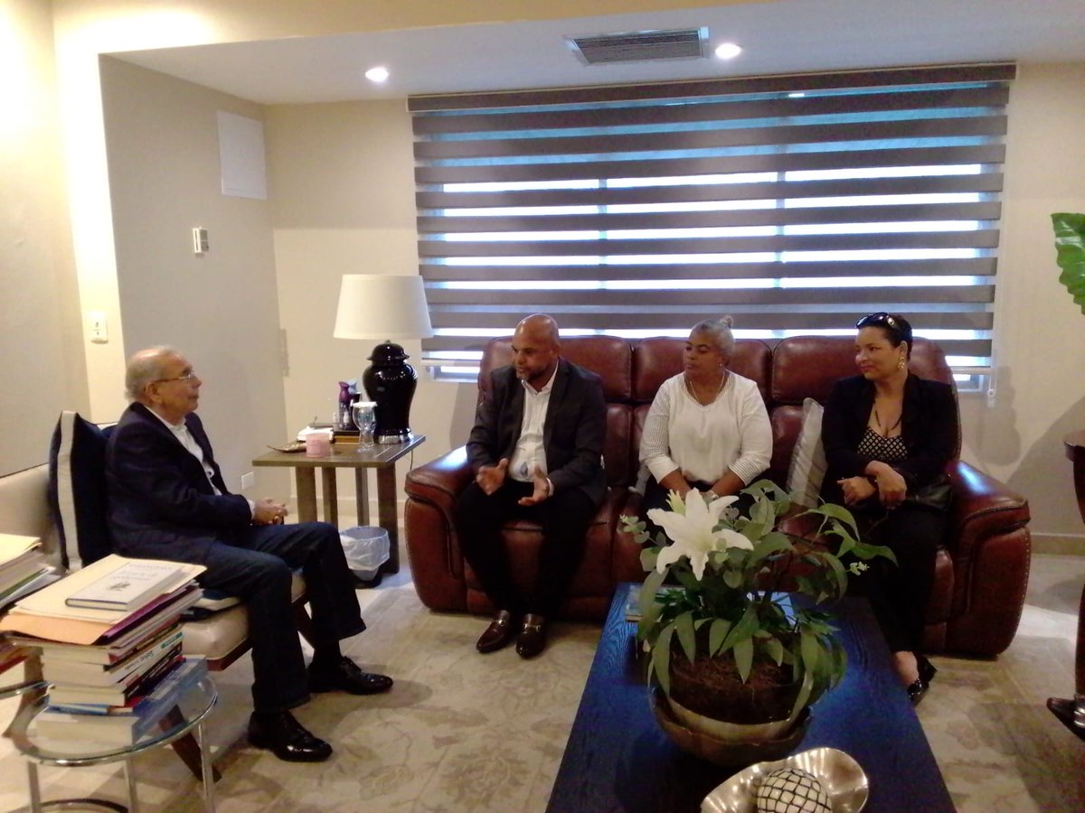 keilin_mota's tweet photo. Bienvenido a Casa.

Danilo Medina juramenta al dirigente político Gregorio Morillo. El señor Morillo había renunciado de la FP y en su carta decía que de inmediato se integraría al PLD el partido que nunca debió abandonar. Recapacitar es de sabio. Bienvenido a casa! https://t.co/zw8gbkHyGP