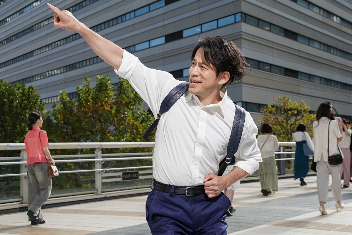 modelpress's tweet photo. 岡田准一、マクドナルド新CMに
サラリーマン役で登場 ✨

昭和の名曲「TOKIO」のリズムに乗って
キレキレで華麗なステップ披露🕺

✍️インタビュー
https://t.co/2CaXuJoWti

踊るシーンの撮影は大変でしたか？
「引っかからないかなって心配だったんですけど、まだいけました」

#マック https://t.co/TuLGiWpgj1