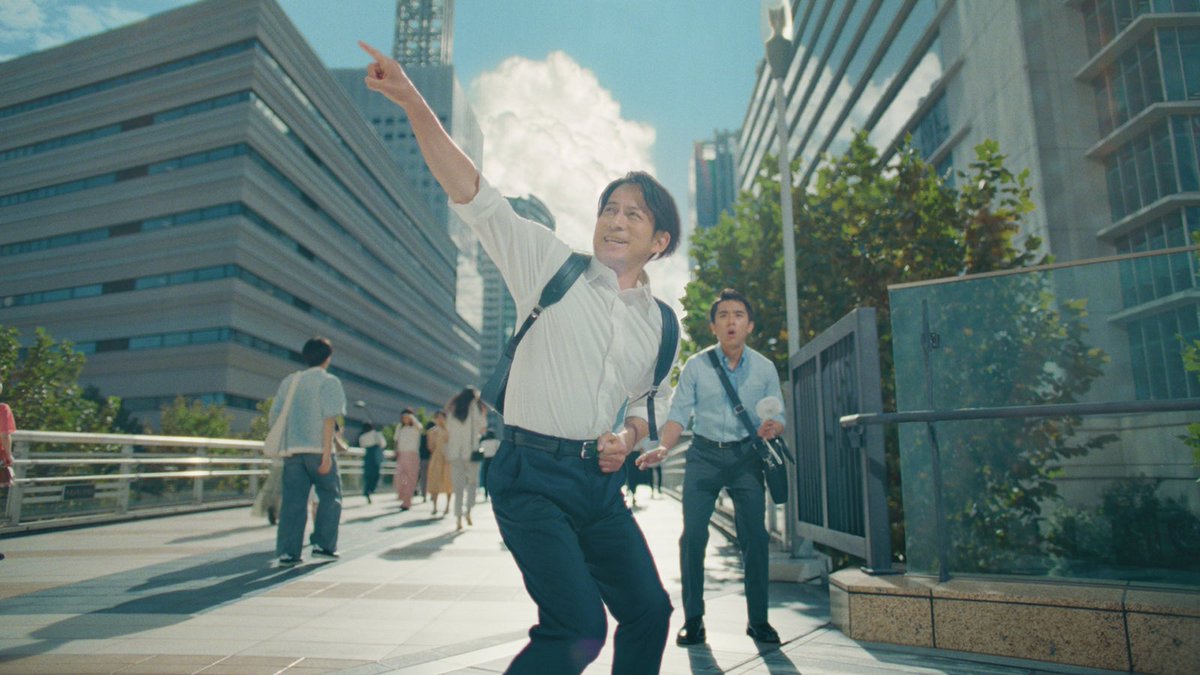 modelpress's tweet photo. 岡田准一、マクドナルド新CMに
サラリーマン役で登場 ✨

昭和の名曲「TOKIO」のリズムに乗って
キレキレで華麗なステップ披露🕺

✍️インタビュー
https://t.co/2CaXuJoWti

踊るシーンの撮影は大変でしたか？
「引っかからないかなって心配だったんですけど、まだいけました」

#マック https://t.co/TuLGiWpgj1