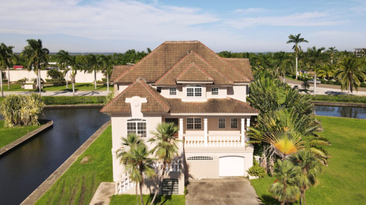 RemaxVIPBelize's tweet photo. Premium financing options for RE/MAX VIP clients. - https://t.co/vkf1dCBlGI https://t.co/3uHNWEWbKC