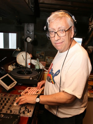ChemaRamone's tweet photo. Esta es una de los cientos, miles de  maravillosas canciones que conocí gracias a mis héroes de la radio. Si la memoria no me falla creo que fue en “Flor de Pasión”, del insigne Juan de Pablos. https://t.co/zJOkreS4Lr
