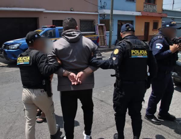 NovigoNews's tweet photo. 🚨🇬🇹 Capturan a tres presuntos responsables de un ataque armado en zona 6 capitalina.

Ángel “N”, Maynor “N” y Brayan “N” eran requeridos por homicidio y homicidio en grado de tentativa. En el allanamiento localizaron 4 armas, 9 tolvas y 135 municiones. https://t.co/izFSfTccAP