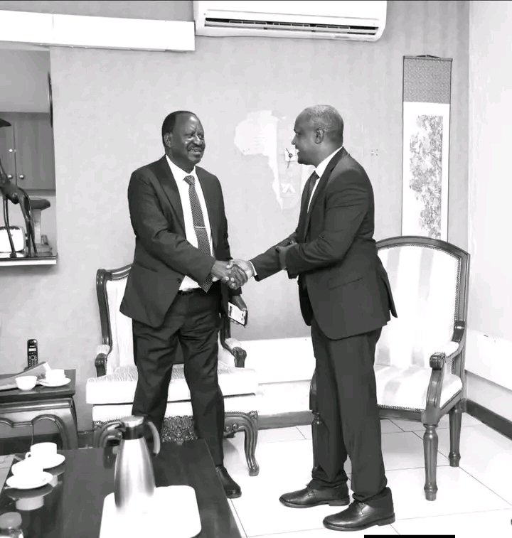 Low_Call_man's tweet photo. In this picture who made who? Mbadi is eating with a big spoon to point if asked to pee on Raila's grave he'll gladly do it.
Awuoro ja Suba

#mbadi https://t.co/YIhnbSZ5vx