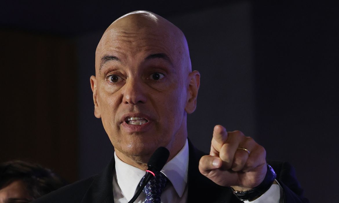 BrasilPost13's tweet photo. BOLSOMASTER.

Previsão da decisão de Moraes sobre Bolsonaro ir na posse de Nunes Marques no TSE: "Pode ir, mas se não está doente para ir em eventos, não está doente para voltar pra cadeia, de lá será reconduzido direto para cela da Papudinha" ...    🐮      👇 https://t.co/BcdA7yhPSO