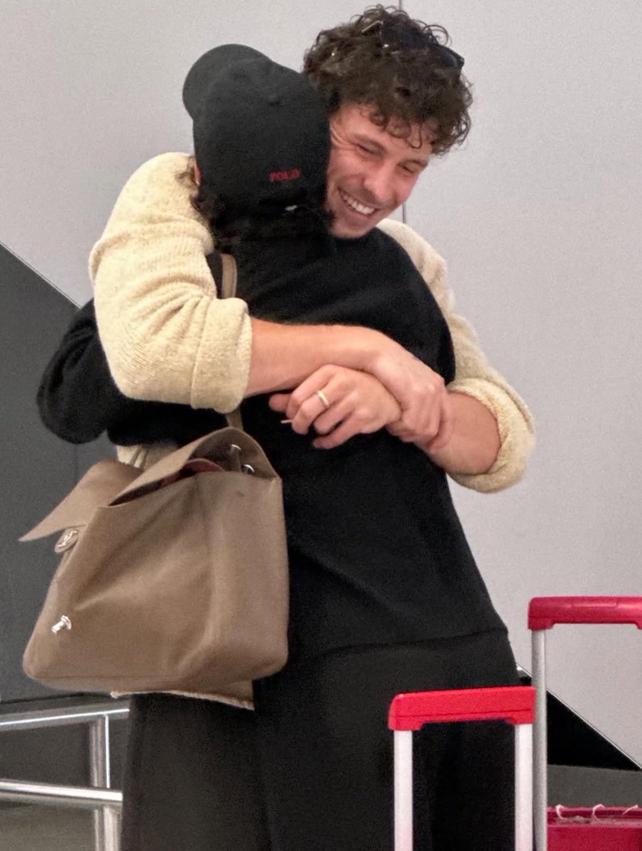 FOFOS! Bruna Marquezine e Shawn Mendes no aeroporto em Los Angeles.