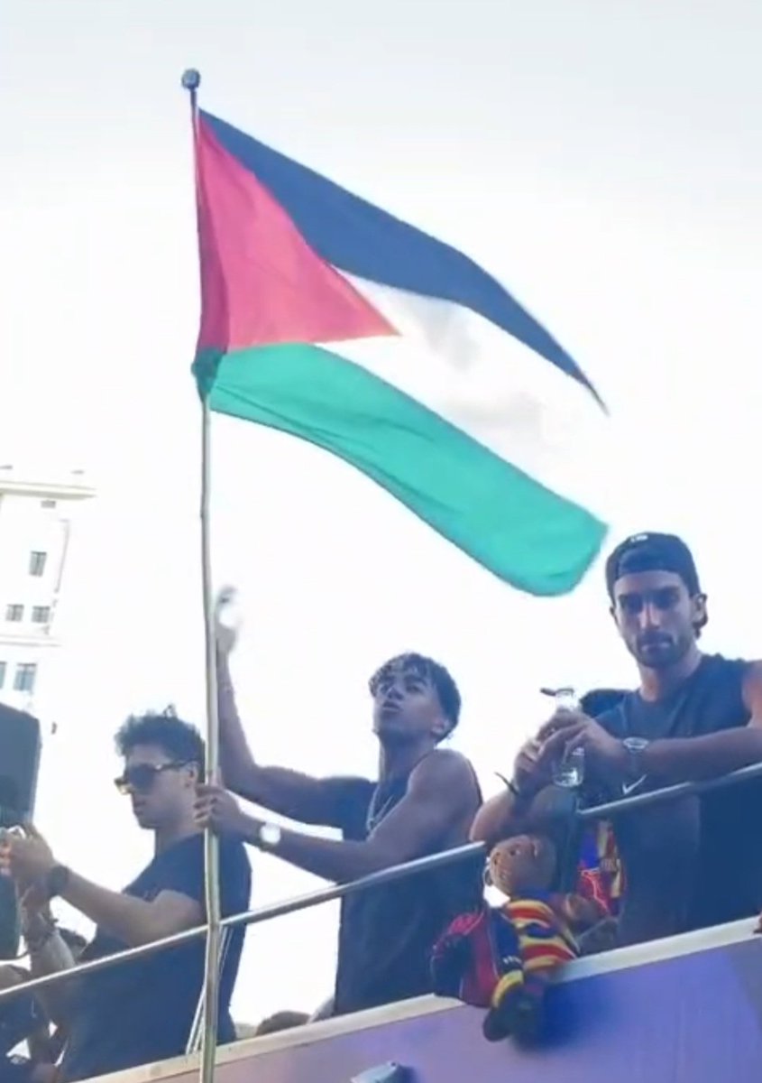 לאמין ימאל הוא ההוכחה שלא משנה כמה כישרון יש לך ברגליים אם אין לך שכל בראש!
במקום להיות השראה לנוער ברחבי העולם ודמות להערצה שיחדיר ערכים של ספורטיביות ושלום הוא בוחר להניף דגל שבשמו יצאו מחבלים לטבוח לאנוס ולחטוף ישראלים...
אידיוט שימושי!