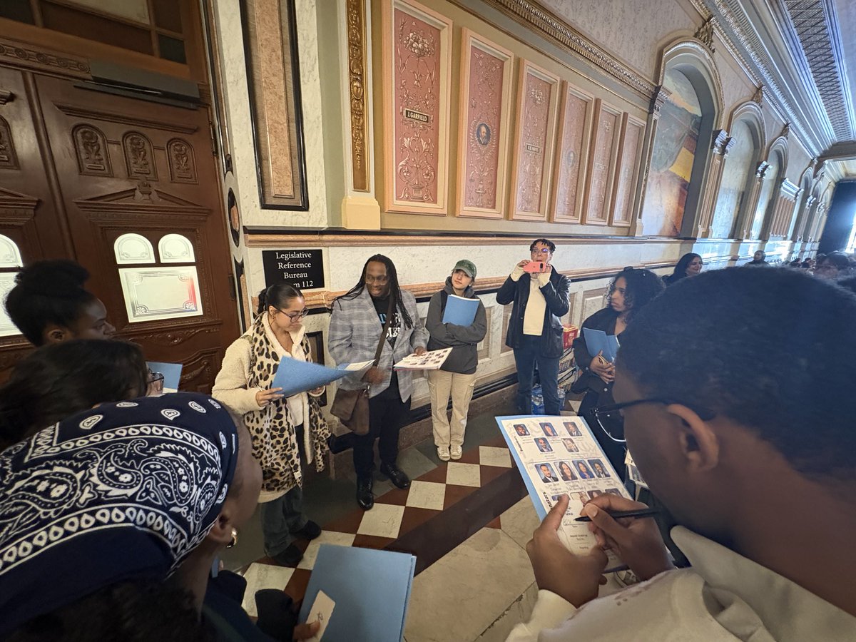 ENDPPIL's tweet photo. On May 6th, DePaul University’s Social Justice Journalism class came out to support Fully Free at the State Capitol❗️Fully Free: Springfield and Fully Free: BLONO’s day of action focused on advocating for HOME FOR GOOD to Springfield legislators!🏛️
If you weren’t able to make it this time, we have 2 more advocacy days in May: the 20th and 27th❗️(LINK BELOW)
If those days don’t work for you please contact us as you may be able to advocate with us on a different day.
Shoutout to 
Reparations Media @ReparationsMed_ 
Illinois Justice Project
DePaul University @DePaulU 
Thank you to everyone who showed up to push Home For Good alongside Fully Free! Sign up to join us the next time we’re in Springfield(MAY 20th & May 27th)at  https://t.co/MOho7Fy7Pj 🔗
#ENDPP #FullyFree #SpringfieldIL #HomeForGood #DepaulUniversity