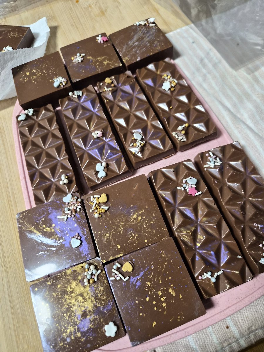 nanosoups's tweet photo. My mom told me not to spend money for Mother's day, and I told her i really didnt, I made her chocolate 🤧🤧🤧 https://t.co/LKiM44lkMK