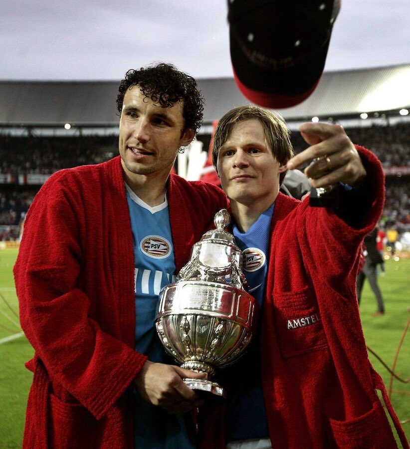 psv1985's tweet photo. @reza_athar Van Bommel en vogel https://t.co/MMfopgKNB0