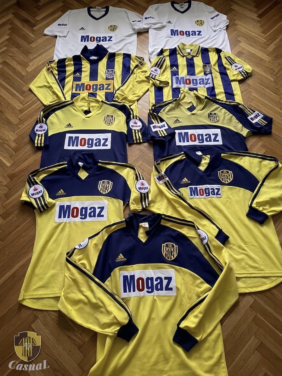 0ucyuzoniki's tweet photo. Müze demek iddialı olur ama evde ciddi bir Ankaragücü tarihi saklı 🙄😬🫠  (2001-02) https://t.co/5F92c73Fnh