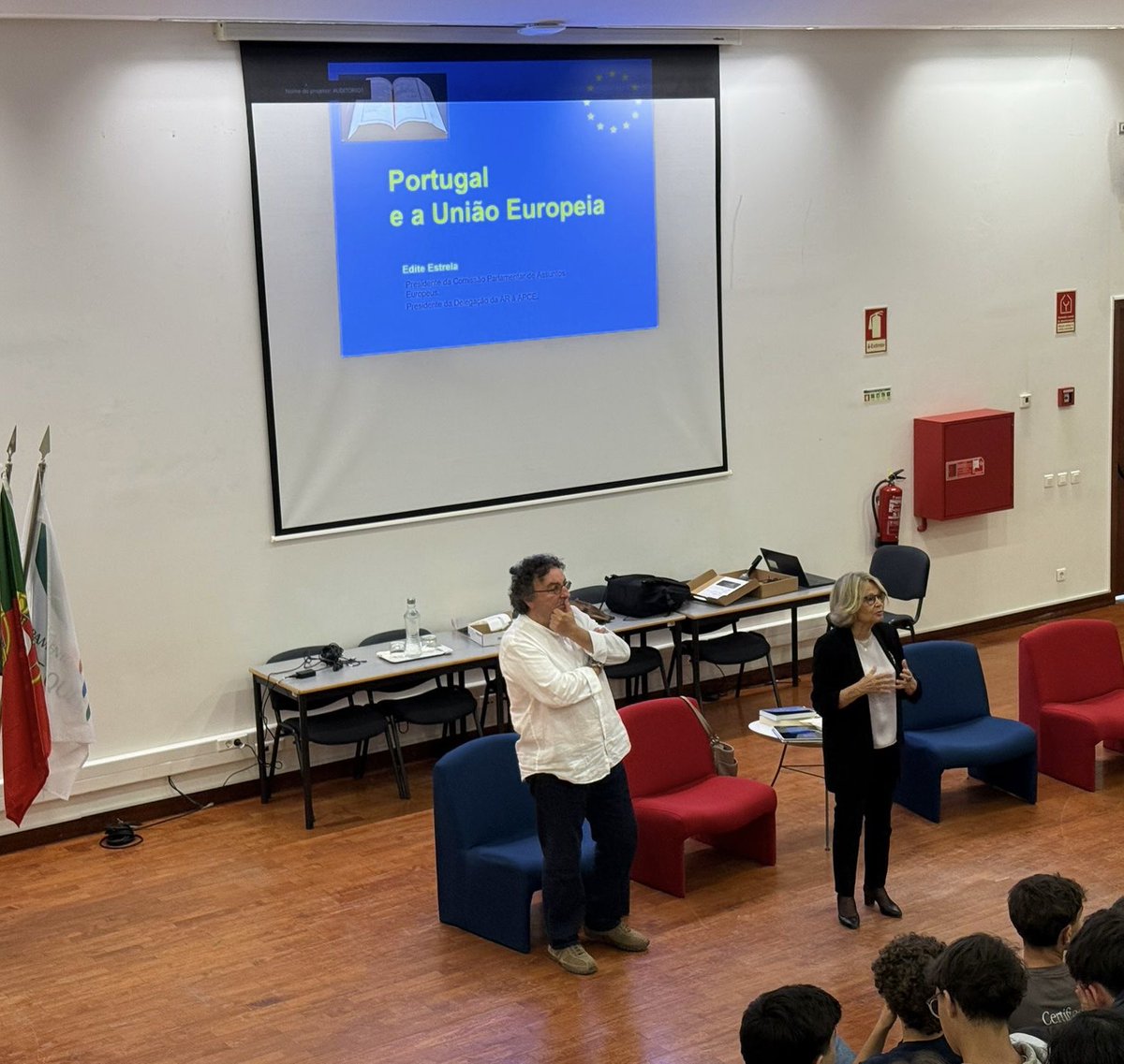 editeestrela's tweet photo. Escola Secundária Eça de Queirós (Olivais), anfiteatro com 200 pessoas, a falar do Dia da Europa, de #Monnet e #Schuman, e dos 40 anos da Adesão de Portugal à União Europeia.  Referi o contexto em que Monnet gizou o criativo e ambicioso embrião do projeto europeu. https://t.co/Y41q843RGu