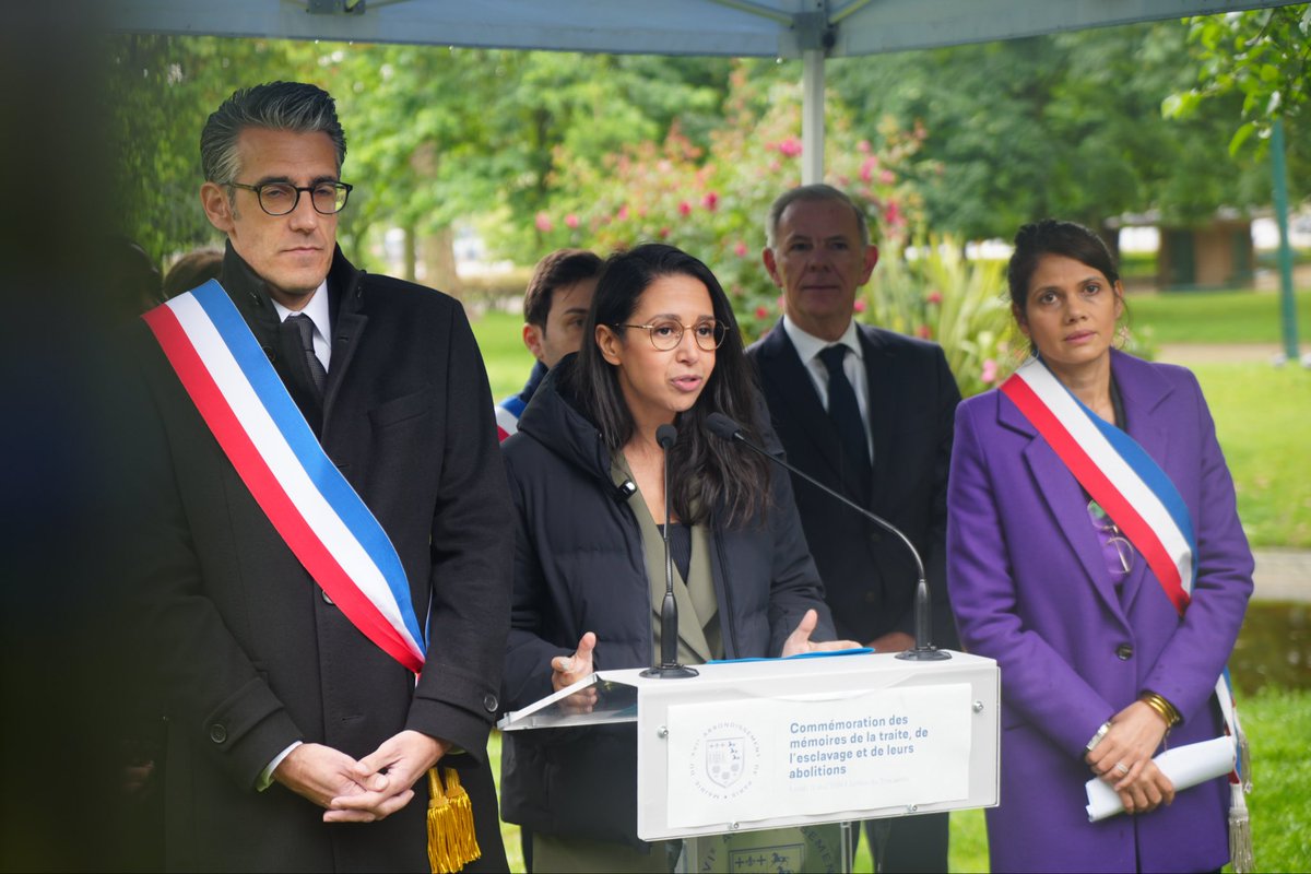 NaimaMoutchou's tweet photo. Au lendemain du 10 mai, à l’invitation du maire du XVIe, @Jeremy_Redler, et de sa 1ere adjointe @samiabadat, nous étions réunis dans les jardins du Trocadéro, futur lieu du mémorial national dédié aux victimes de l’esclavage. 

L’esclavage et la traite sont des crimes contre l’humanité. Et cette mémoire n’appartient pas seulement au passé: elle continue de traverser des familles, des territoires, des générations.

À l’approche des 25 ans de la loi Taubira, notre responsabilité est de regarder cette histoire en face, d’honorer les victimes et de transmettre, avec lucidité, ce que la République ne doit jamais oublier.
