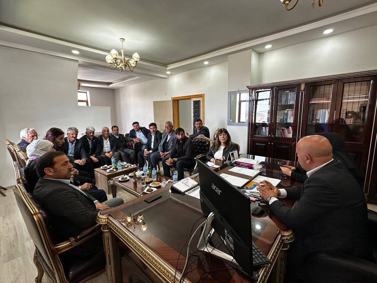 DBPerzurum's tweet photo. Hdk eş sözcüsü milletvekilimiz S.Meral Danış Beştaş ve Dem&amp;DBP il eş başkanlarımız Karaçoban Belediyemizi ziyaret ederek eş başkanlarımızla bir araya gelip ilçemize yapılacak olan değerli hizmetler hakkında anlamlı görüş ve öneriler yapıldı.
@KazmErhan 
@meraldanis https://t.co/HAWrNGWjvE