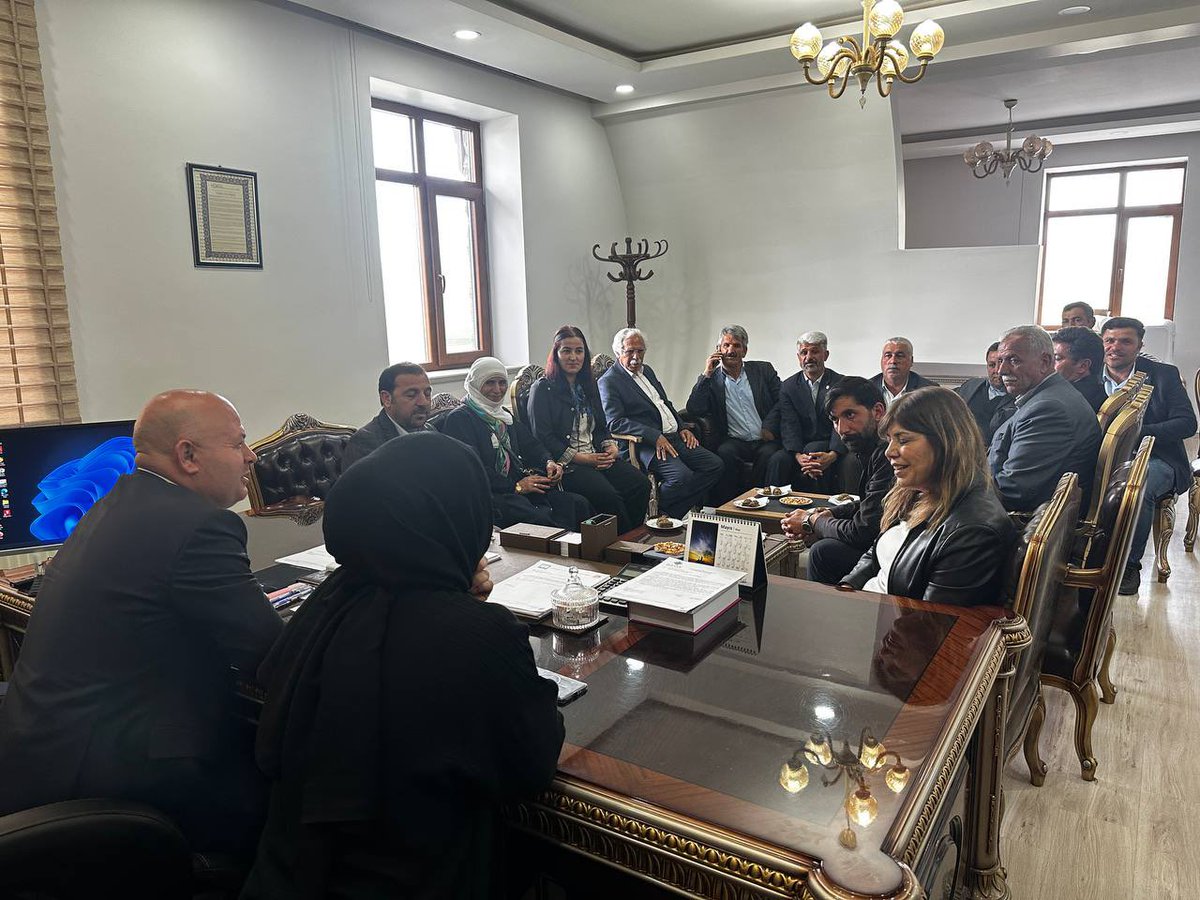 DBPerzurum's tweet photo. Hdk eş sözcüsü milletvekilimiz S.Meral Danış Beştaş ve Dem&amp;DBP il eş başkanlarımız Karaçoban Belediyemizi ziyaret ederek eş başkanlarımızla bir araya gelip ilçemize yapılacak olan değerli hizmetler hakkında anlamlı görüş ve öneriler yapıldı.
@KazmErhan 
@meraldanis https://t.co/HAWrNGWjvE