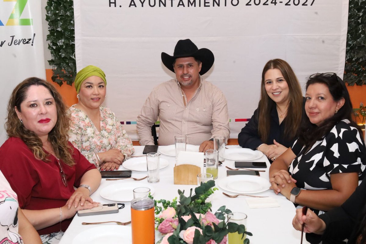 Con motivo del Día de las Madres, se llevó a cabo un desayuno conmemorativo dirigido a las madres que laboran en el Gobierno Municipal de Jerez, en el que se les entregaron rosas y se realizaron diversas actividades en su honor.
dialogojerez.com/desayuno-en-je…