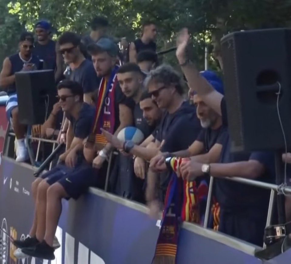 elmadridihmo_'s tweet photo. Son incapaces de disfrutar sin acordarse de papá. Eternos acomplejados. https://t.co/myDV1hPzoT