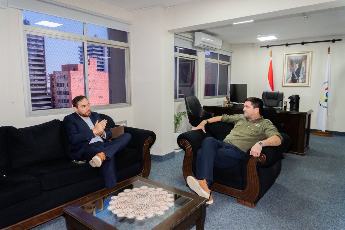 capec_py's tweet photo. ¡Gran paso para la chía paraguaya! 🇵🇾🌱
El Pdte. del SENAVE, Ramiro Samaniego, y Adrián Baquer de CAPEC, acordaron fortalecer la trazabilidad y calidad del rubro. Una alianza público-privada para consolidar el liderazgo de Paraguay en los mercados más exigentes del mundo. 🌍🚀 https://t.co/og8tWgZY9o