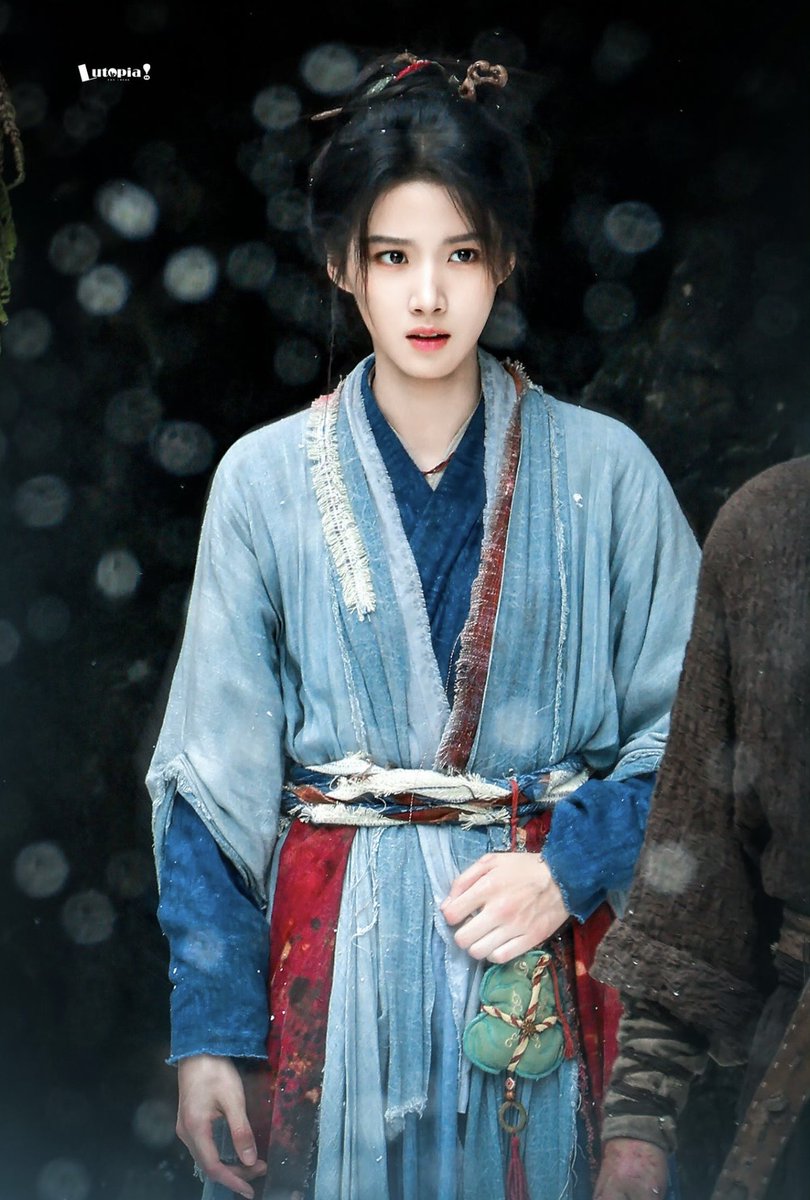 idontceeyou's tweet photo. [#dancingwiththetide] ~ V1 CH 3-4:

the exit was a hidden cave and #nanyi could already faintly see light; her steps quickened. she emerged from the cave before #pangyu, and upon seeing the scene before her, she froze.

qi soldiers had surrounded the cave entrance. #xiequeshan sat on a piece of dead wood, looking at nanyi without surprise, then his gaze shifted to pangyu behind her.

~ 

but nanyi didn't notice the change; she only felt her knees weaken. there was no escaping it.

#luyuxiao