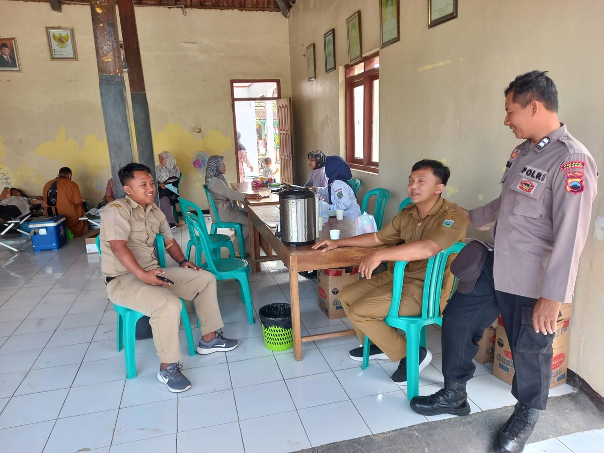 PuringPolsek's tweet photo. Kanit Binmas Polsek Puring giat patroli dan sambang warga dan memberikan pesan Kamtibmas https://t.co/vWoV7wrk2O