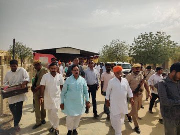 chaturvediarun1's tweet photo. राज्य की जनहितैषी भाजपा सरकार द्वारा संचालित "ग्राम विकास रथ अभियान" के अंतर्गत आज जैसलमेर की पंचायत समिति मोहनगढ़ की ग्राम पंचायत खींवसर में ग्रामवासियों के साथ आत्मीय संवाद कर जनकल्याणकारी योजनाओं के लाभ एवं जानकारी साझा की। इस दौरान बड़ी संख्या में आए ग्रामीणों की परिवेदनाओं एवं प्रकरणों को गंभीरता से सुनते हुए संबंधित विभागीय अधिकारियों से मौके पर त्वरित समाधान करवाकर परिवादियों को राहत प्रदान करने का प्रयास किया।

इस अवसर पर विधायक श्री छोटू सिंह भाटी, पूर्व जिलाध्यक्ष श्री स्वरूप सिंह, जिला मंत्री श्री कवराज सिंह चौहान सहित भाजपा पदाधिकारी, कार्यकर्ता एवं बड़ी संख्या में ग्रामवासी उपस्थित रहे।
@narendramodi @AmitShah @NitinNabin @blsanthosh