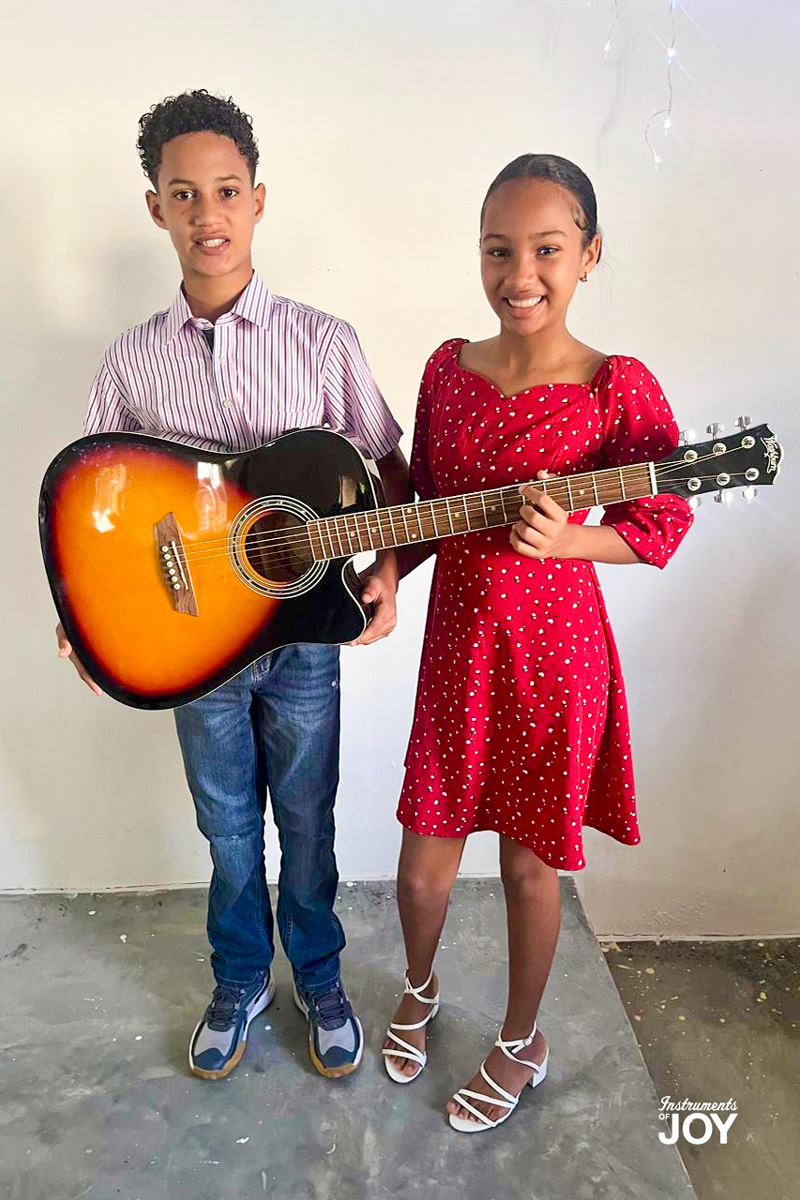giveinstruments's tweet photo. Instruments of Joy gift #1387 was provided to Wilmario and Erileidy in the Dominican Republic. They had started learning, but another guitar was needed for practice. Now they have the opportunity to practice consistently, grow together, and step into leading music.
#GiveJoy https://t.co/EwhFoXXPo7