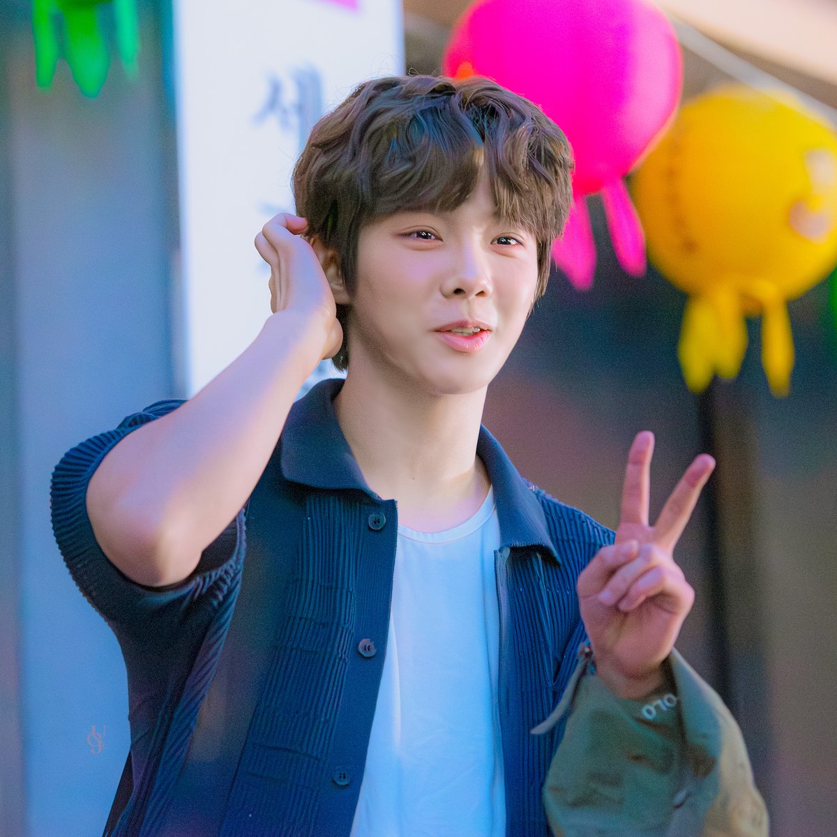 JUG_PIC's tweet photo. 260510🌙 아웃캐스트 퇴근길

모르겠고 브이부터

 #박경호 배우님 https://t.co/YWcl5yb77M