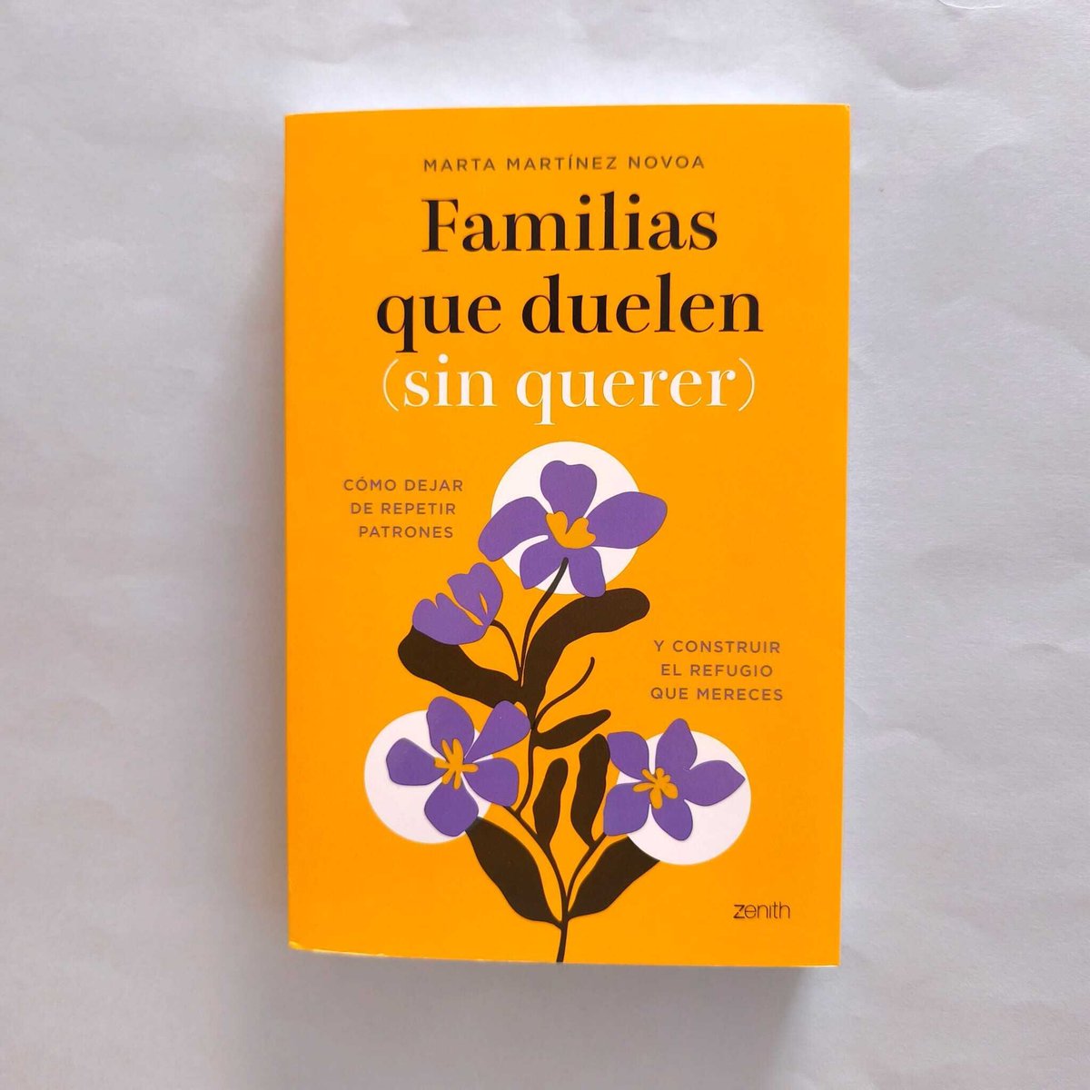 educacion3_0's tweet photo. #librodeldía. Las #familias perfectas no existen, porque no están formadas por seres de luz sino por personas complejas y falibles. Y aunque el amor esté muy presente también lo están las inercias, los silencios y las expectativas que, sin querer, nos moldean. Nuestros padres puede que lo hicieran lo mejor que pudieron pero eso no impidió que nos transmitieran patrones y creencias, que ya de adultos, siguen influyendo en lo que hacemos, evitamos o esperamos sin darnos cuenta. Ese “equipaje” invisible puede aparecer en nuestras relaciones, decisiones y emociones y mantenernos anclados a versiones antiguas de nosotros mismos.  @Planetadelibros