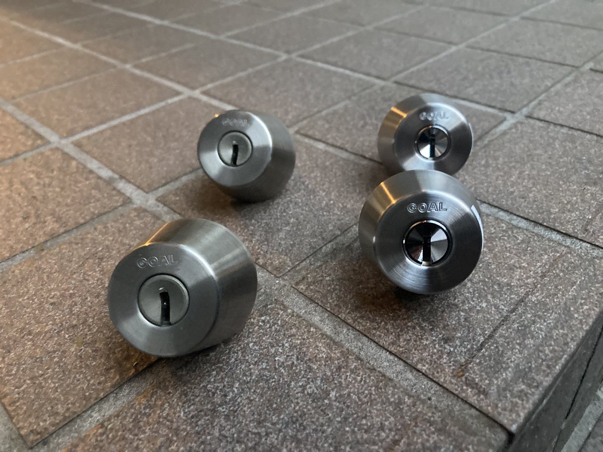 locks_ts's tweet photo. 鍵のプロ集団 #ロックス です🔑今回は #戸建て のご自宅の #鍵 の調子が悪いとの事でお伺いしました🏠#GOAL 製のプッシュプル錠が取り付けられていて、#シリンダー の状態が悪く抜き差しがしにくい状態でした😱幸い在庫に同じ部品があったのでその場で交換できました🤗
#鍵屋 https://t.co/HzZ3b0WYxO