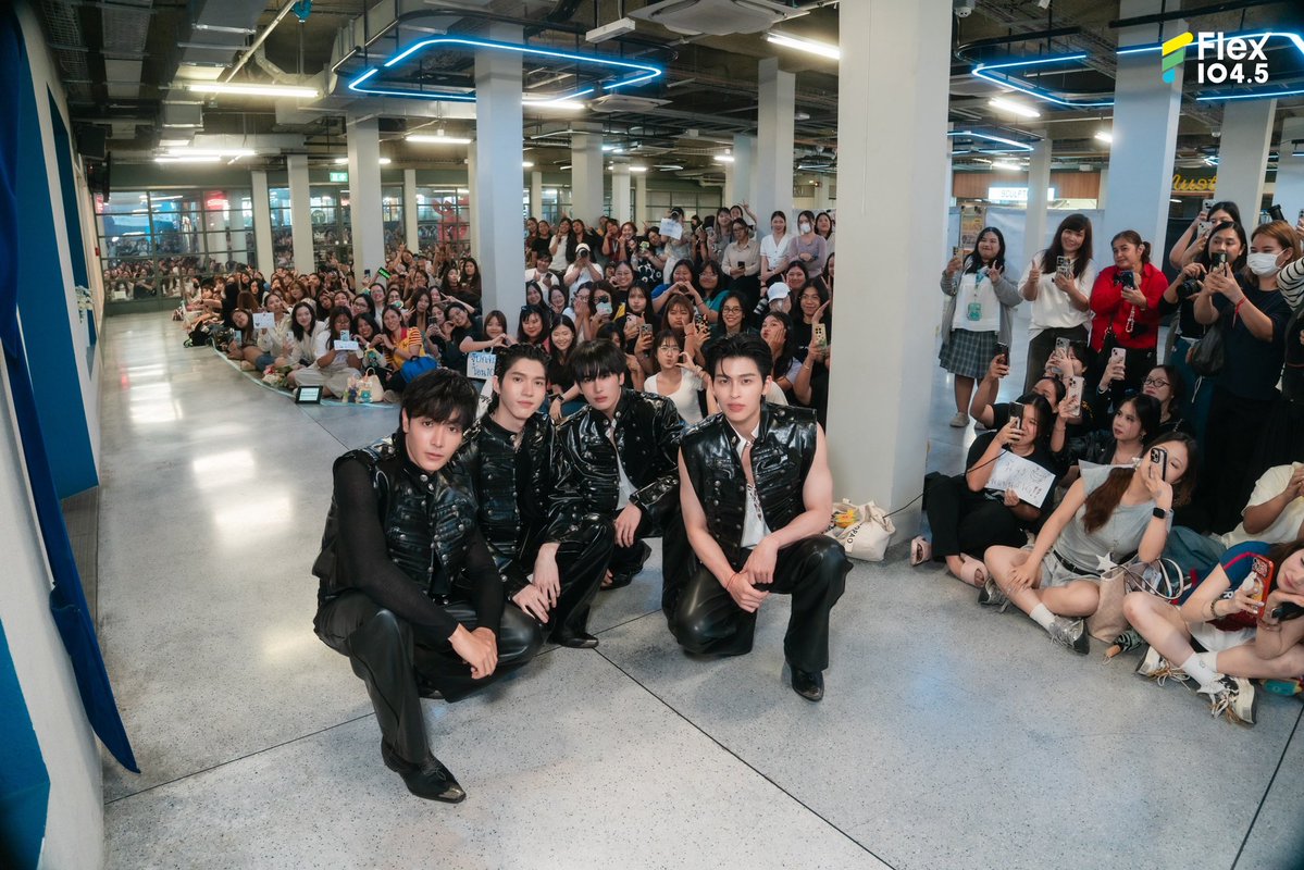 วันนี้มวลความรักหนาแน่นสุด ๆ 🥰 ขอบคุณแฟน ๆ ทุกคนที่มาหาหนุ่ม ๆ กันจนล้นสตูดิโอ พลังพวกคุณคือที่สุด! และขอบคุณหนุ่ม ๆ 𝐉𝐀𝐒𝐏.𝐄𝐑 ที่หอบความ Hot ของเพลง "Love Scene" มาฝากชาว Flex 104.5 บอกเลยว่าซีนนี้คะแนนเต็มร้อยให้ล้าน 💯🤩

🌹 ใครไม่อยากตกขบวนความเย้ายวนนี้ ตามไปดูผลงานเพลง
