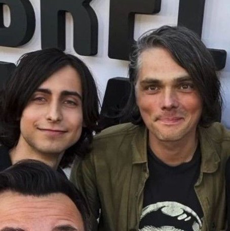 mrsredfieldd's tweet photo. omg el chico quiere café y gerard way https://t.co/lsKdfBT5Lm