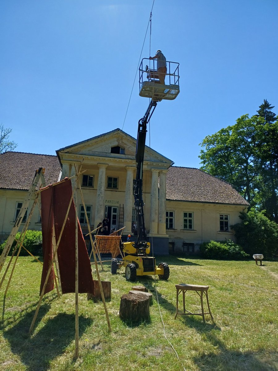 PadureManor's tweet photo. 2023. gadā TV3 seriāla "Pansija pilī" filmēšana Padurē ilga 50 dienas. Muižas sienas, logi un Kurzemes ainava kļuva par neatņemamu daļu no šī stāsta pasaules.
Vēsture pati par sevi jau ir scenārijs. Atbrauc ciemos apskatīties!
#PansijaFilming #TV3Latvia #Padure https://t.co/h4XsvXwOJr