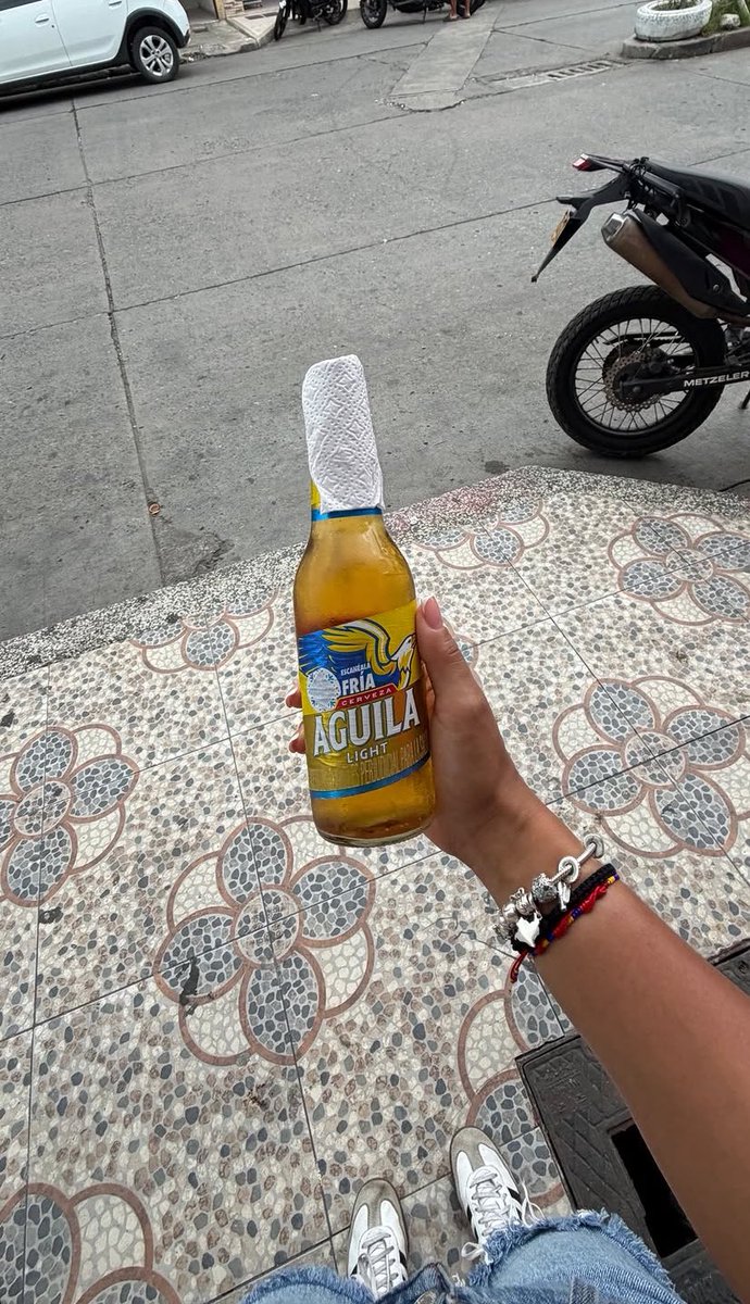 xonathalyyy's tweet photo. woke up in Colombia https://t.co/MQTgTDlNG3