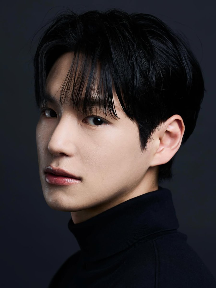 AliceSikie's tweet photo. Is it #찬 actor who’s finally come back to us?😍
I just hope you’ve found an agency that knows how to promote and protect you properly 🙏
I missed you terribly, my moon 🥹❤️‍🩹🫂

#HEOCHAN #CHAN #찬 #허찬 #AlwaysWithChan https://t.co/cQv4nClZDW