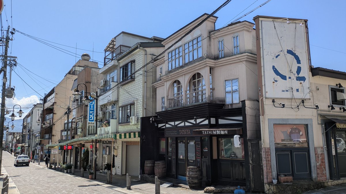 若い頃、少しの間だけ暮らしていた懐かしい飯田の町 15年ぶりの訪問 碁盤目状の町のビルや商店の合間に山肌が見える信州らしい町 ゴミも落書きも ...