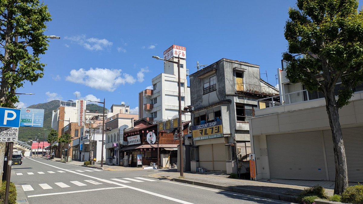 若い頃、少しの間だけ暮らしていた懐かしい飯田の町 15年ぶりの訪問 碁盤目状の町のビルや商店の合間に山肌が見える信州らしい町 ゴミも落書きも ...