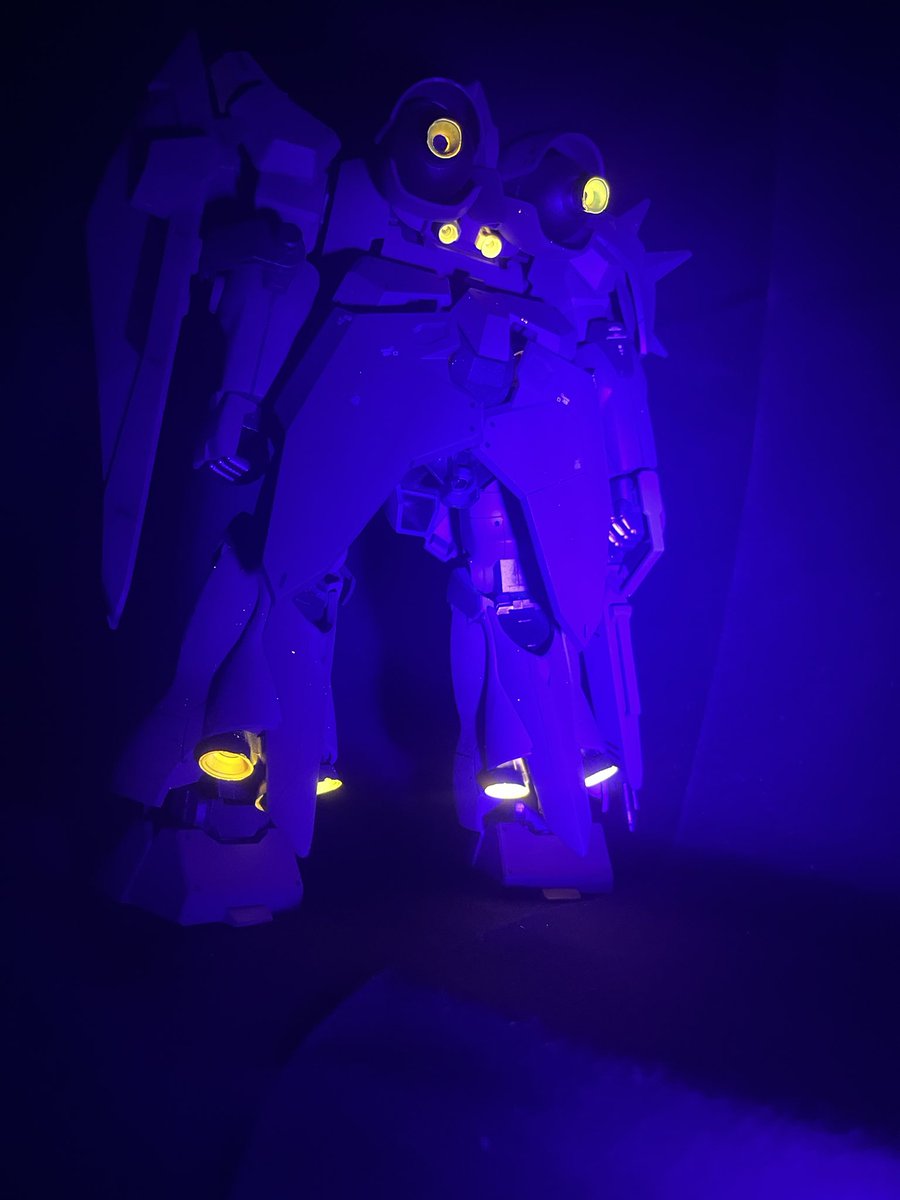 LEVELS55867730's tweet photo. スジボリや塗り分け、デカール貼り等
全てが初めてのことが詰まってます笑
（動画や記事をたくさん参考にさせていただきました！🙏）

失敗点は次に活かします！

ブラックライト🔦を当てると
モノアイとバーニアが発光します！ https://t.co/JrknhutkUa